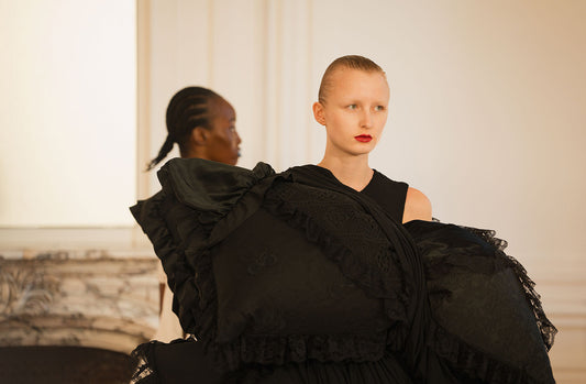 As I Am neemt Paris Fashion Week stormenderhand over: Een glamoureuze affaire met Caroline Hu en Rutger