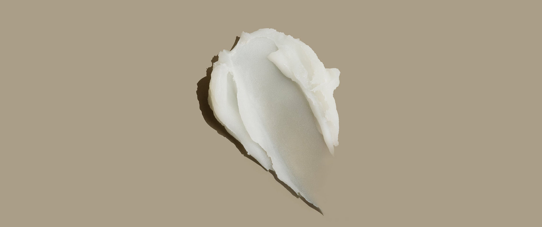 Close-up van de textuur van de AS I AM Rosemary Wax Stick, die een gladde, crèmige balsem met een halfmatte finish laat zien, ontworpen voor strakke styling en pluiscontrole.