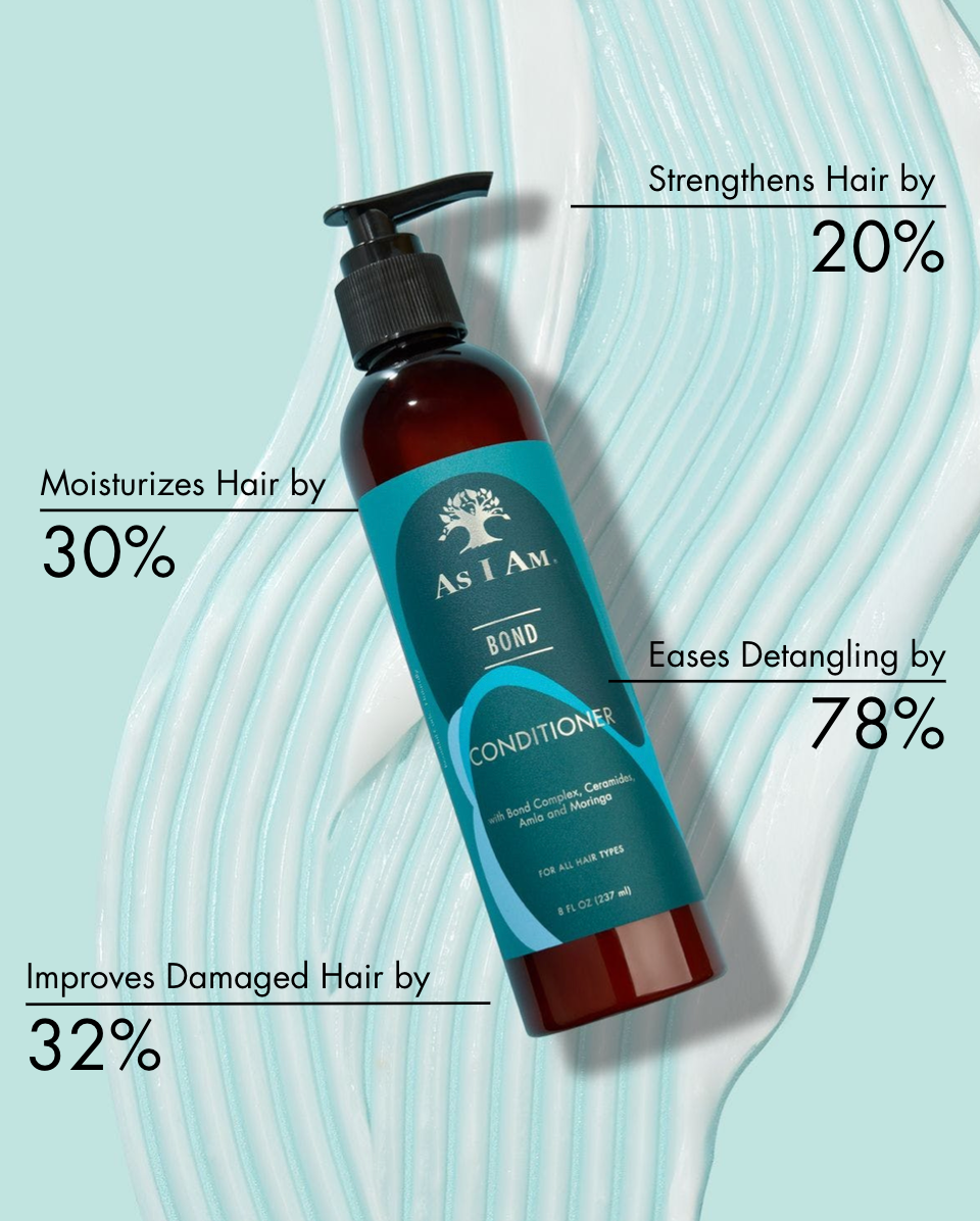As I Am Bond Conditioner fles met tekst die de voordelen voor het haar benadrukt op een lichtblauwe achtergrond