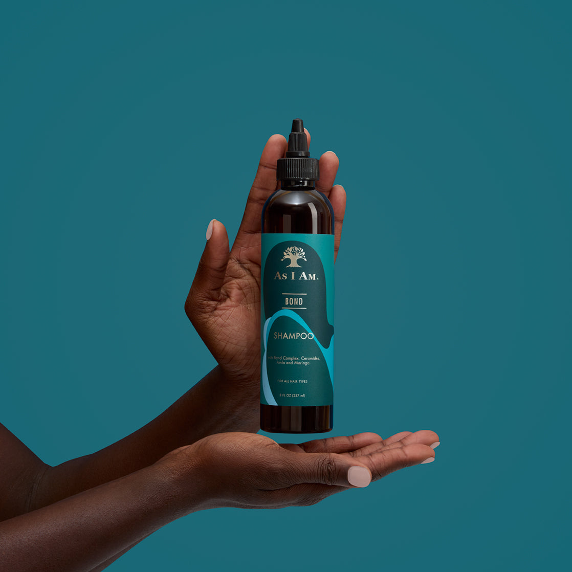 Bond Shampoo van As I Am - Versterkende en herstellende shampoo voor alle haartypes. Deze voedende formule helpt de natuurlijke structuur van het haar te herstellen, waardoor het glad, gezond en gehydrateerd wordt. Perfect voor droog of beschadigd haar dat een oppepper nodig heeft.