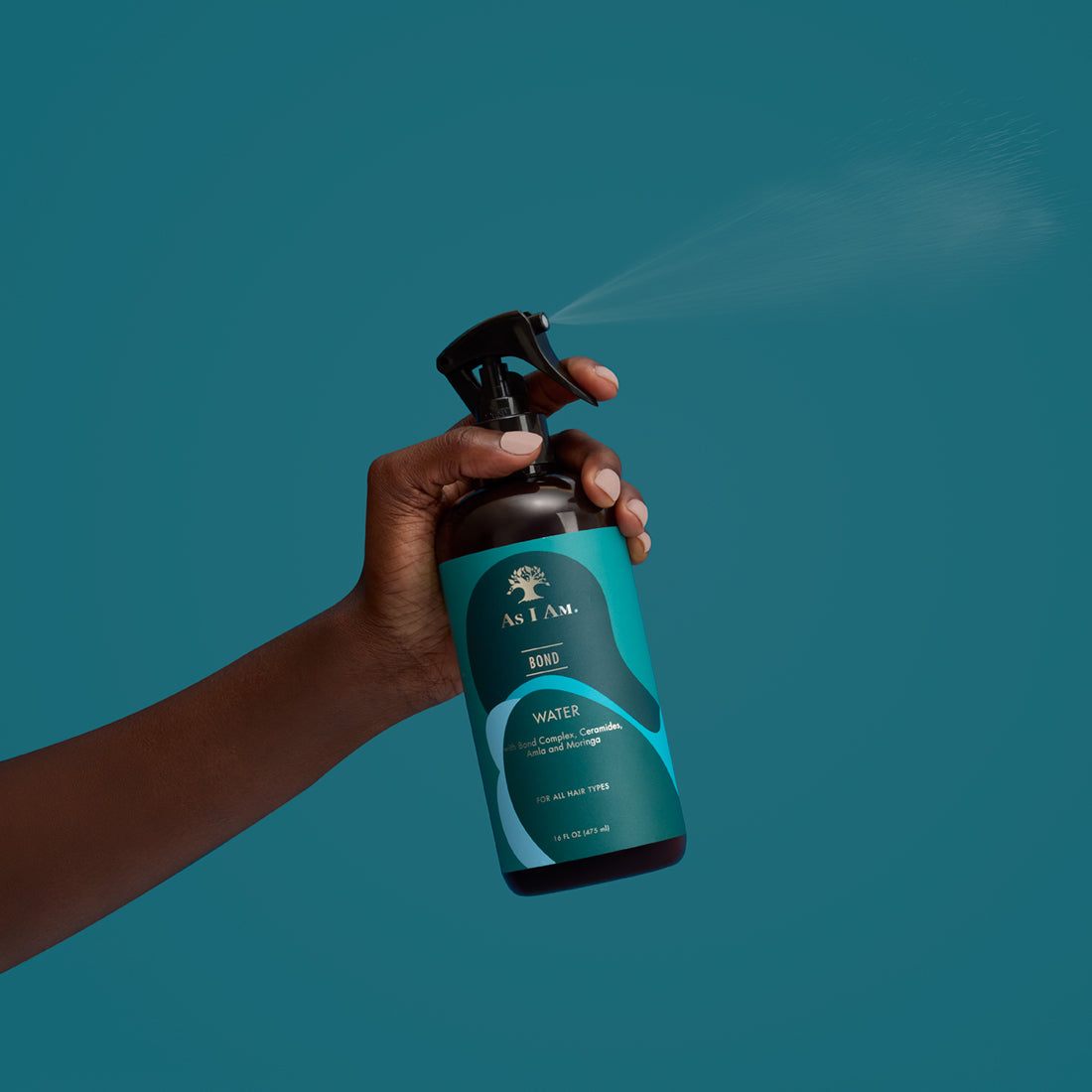 Bond Water van As I Am - Een lichtgewicht haarbehandeling die het haar versterkt en hydrateert. Deze revitaliserende mist is geformuleerd om de elasticiteit van het haar te verbeteren, breuk te verminderen en vocht beter vast te houden. Hij is perfect voor alle haartypes en zorgt voor glad en gezond uitziend haar.