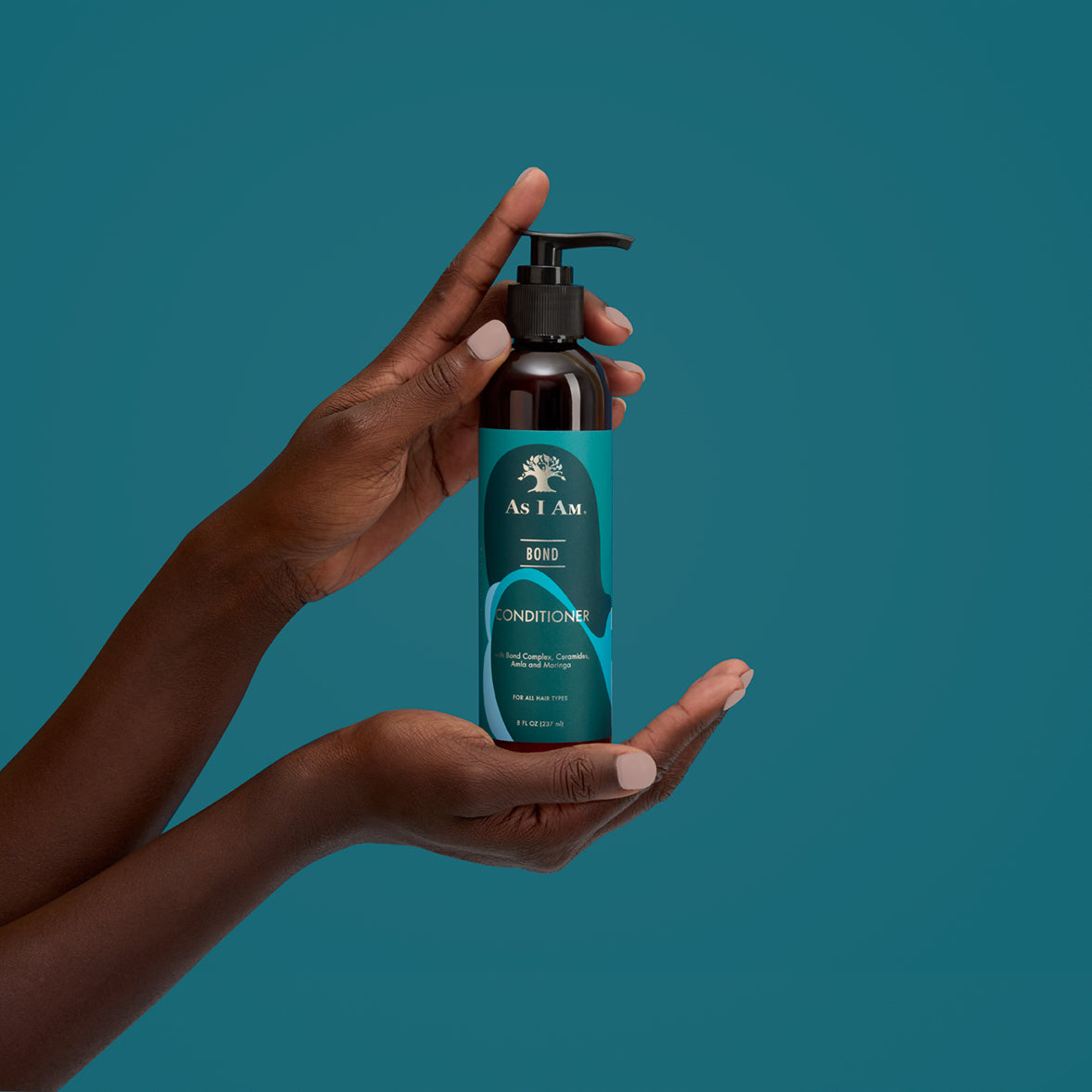 Bond Conditioner van As I Am - Een rijke, herstellende conditioner die het haar diep voedt en versterkt. Ontworpen om schade te herstellen en de gezondheid van het haar te verbeteren. Deze formule voegt vocht en zachtheid toe, waardoor het haar zacht, glanzend en veerkrachtig aanvoelt.