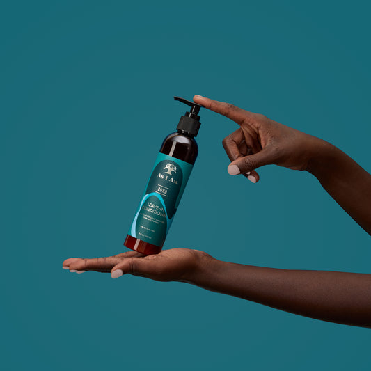 Bond Leave-In by As I Am - Een lichtgewicht leave-in behandeling die het haar versterkt en beschermt. Deze voedende formule helpt de elasticiteit van het haar te verbeteren, pluizig haar te verminderen en vocht beter vast te houden, waardoor je haar glad, gehydrateerd en handelbaar wordt.