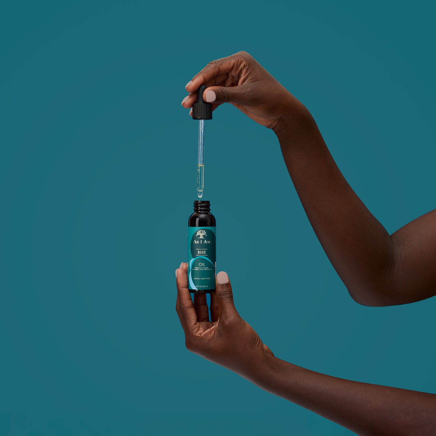 Bond Oil van As I Am - Een voedende haarolie die glans toevoegt en vocht insluit. Deze lichtgewicht formule is ontworpen om het haar te herstellen en te versterken, helpt pluizen te verminderen en maakt de haarschubben glad, waardoor je haar er zacht, glanzend en gezonder uitziet.