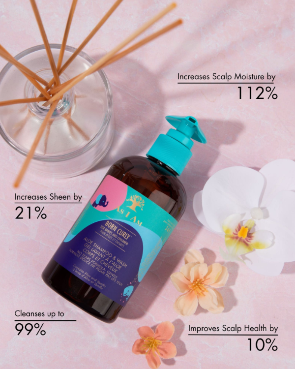 Fles haarverzorgingsproduct met decoratieve elementen op roze achtergrond