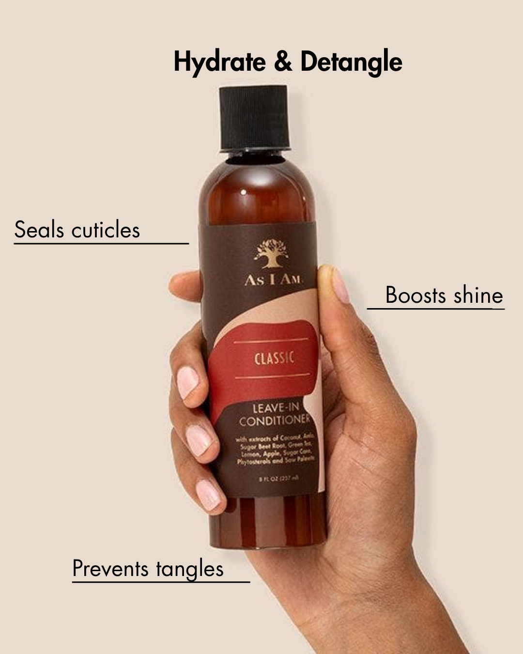 Hand die een fles As I Am leave-in conditioner vasthoudt met tekst die de voordelen benadrukt op een beige achtergrond
