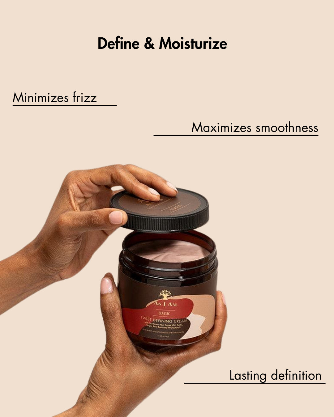 Hand die een open pot haarverzorgingsproduct vasthoudt met tekst die de voordelen benadrukt op een beige achtergrond