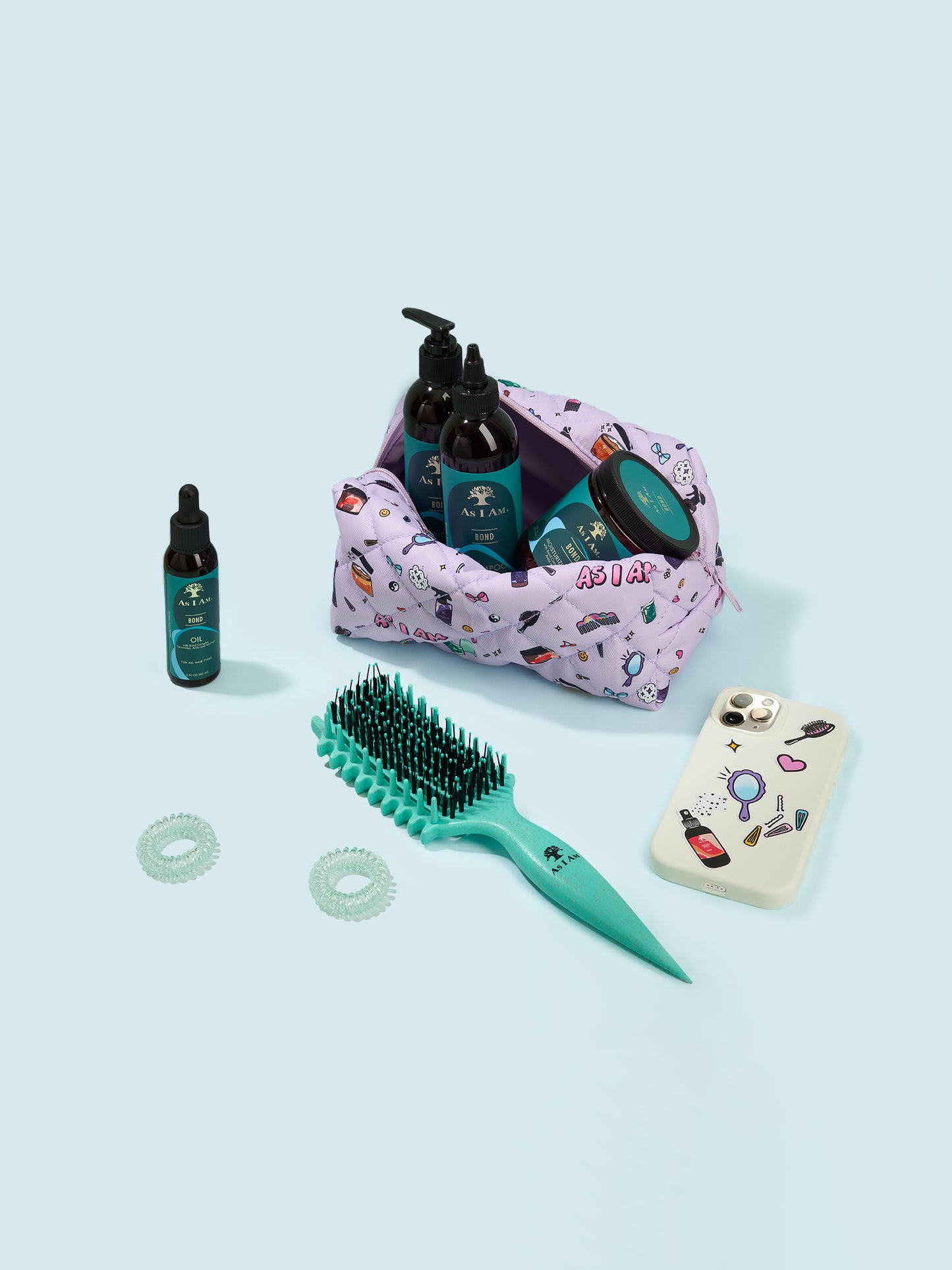 Cosmetische tas met haarverzorgingsproducten en tools op een lichtblauwe achtergrond