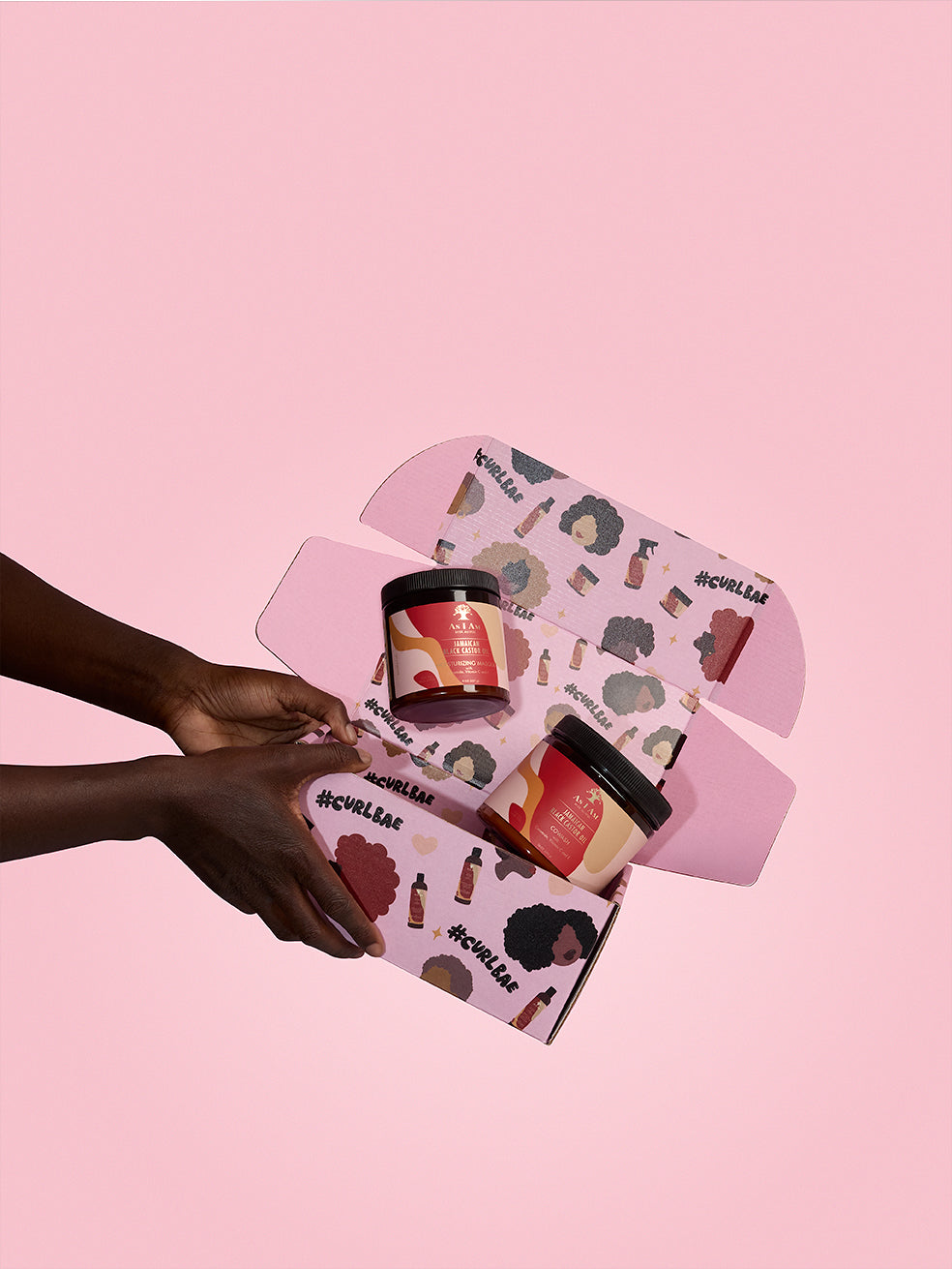 As I Am Curlbae Box met Jamaican Black Castor Oil producten - een samengesteld haarverzorgingspakket met voedende formules ontworpen om natuurlijke krullen te versterken, hydrateren en definiëren.