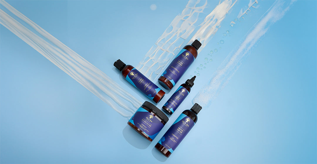 Een collectie As I Am Dry & Itchy Scalp Care producten, ontworpen om de droge, jeukende en roosgevoelige hoofdhuid te kalmeren en te verlichten. Deze collectie is verrijkt met olijfolie en tea tree olie en helpt hydrateren, schilfertjes te verminderen en een gezonde hoofdhuid te bevorderen terwijl het haar zacht en gehydrateerd blijft. Ideaal voor alle haartypes, vooral krullend en kroeshaar.