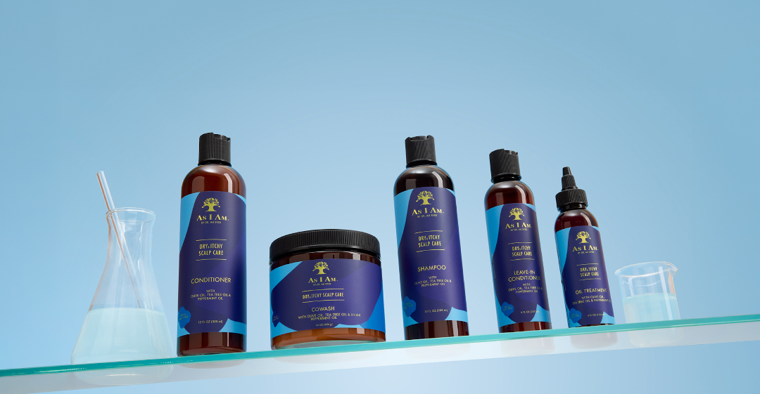 As I Am Dry & Itchy Scalp Care Collection, een gespecialiseerde haarverzorgingslijn ontworpen om roos te verlichten, irritatie te verzachten en de hoofdhuid te hydrateren.