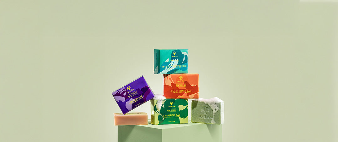 As I Am Hemp Seed Oil Bar producten, speciaal geformuleerd om het haar te voeden en te hydrateren. Deze bars, verrijkt met hennepzaadolie en natuurlijke ingrediënten, bevorderen het vasthouden van vocht, versterken het haar en ondersteunen een gezonde hoofdhuid. Perfect voor alle haartypes, vooral krullend en kroeshaar.