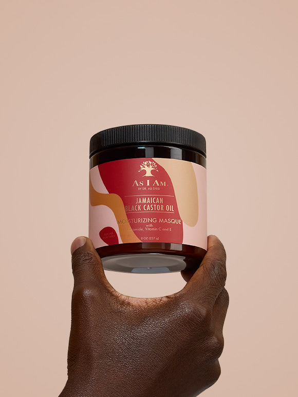 As I Am Jamaican Black Castor Oil Hair Mask - portretfoto van de diepverzorgende behandeling in de hand, met de nadruk op de rijke, herstellende formule die is ontworpen om natuurlijke krullen te versterken en te hydrateren met JBCO.