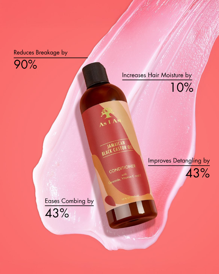 Een fles Jamaican Black Castor Oil Conditioner op een roze achtergrond met tekst die de voordelen benadrukt.