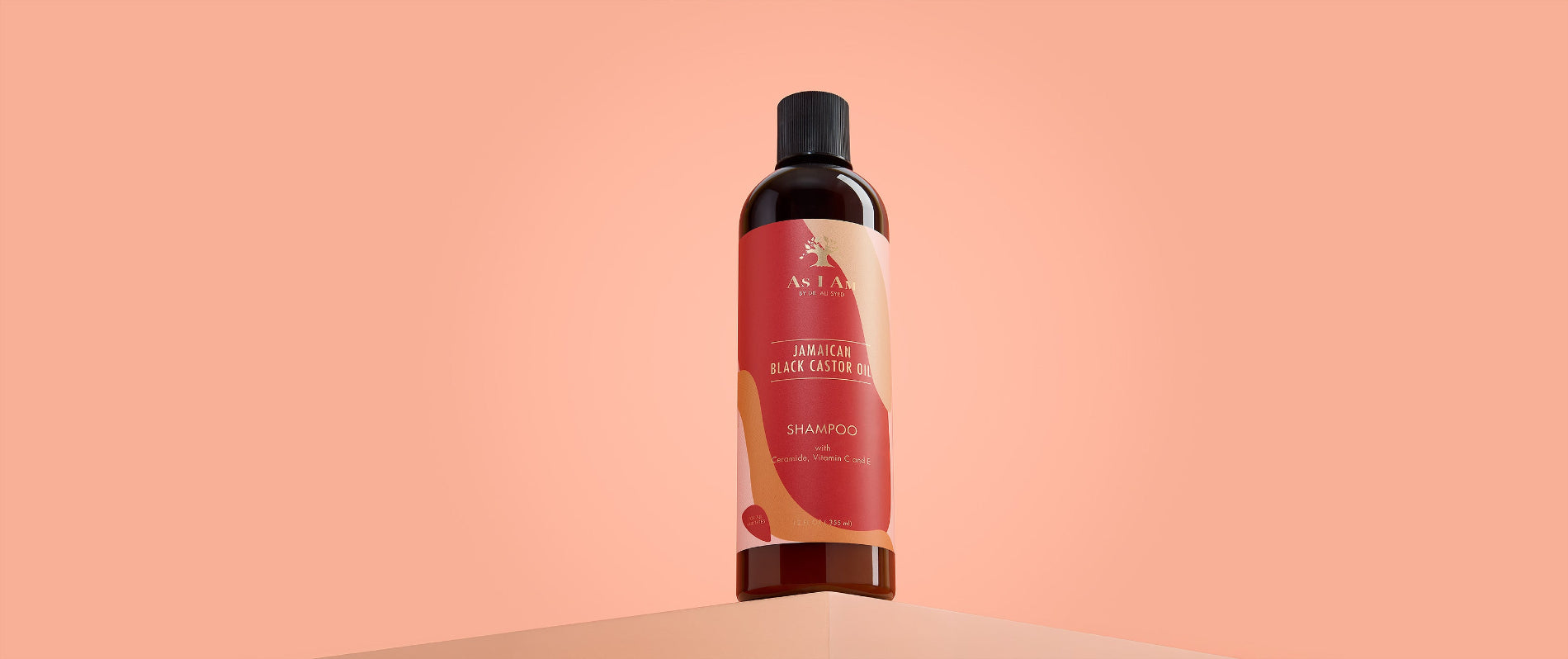 As I Am Jamaican Black Castor Oil Shampoo - landschapsshot van de sulfaatvrije reiniger die is ontworpen om het haar te versterken en te hydrateren terwijl het een gezonde hoofdhuid bevordert.