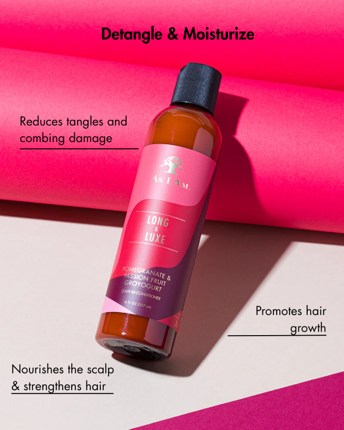 Fles haarverzorgingsproduct met roze etiket op roze en witte achtergrond