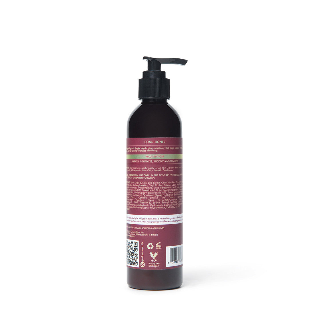 Fles conditioner met een pompje op een witte achtergrond