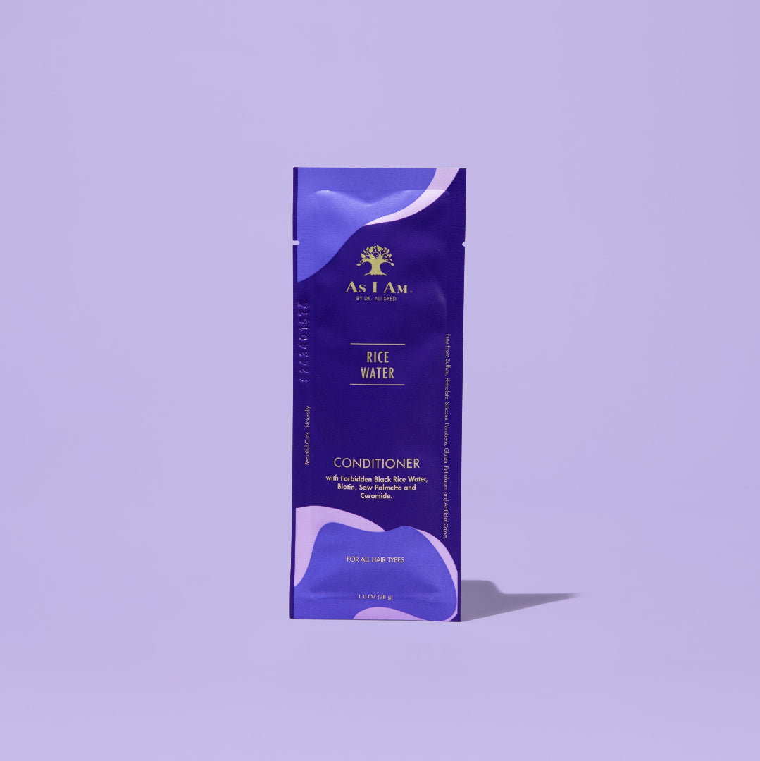 AS I AM Rijstwaterconditioner in een zakje van 1 oz, met een romige, rijke textuur met een parelwitte finish - geformuleerd om haar met textuur diep te hydrateren, te versterken en te ontwarren terwijl het de haargroei bevordert, haaruitval voorkomt en haarbreuk tegengaat.