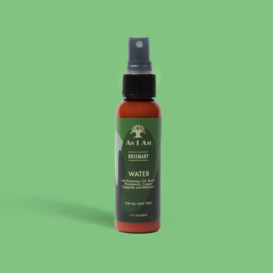 Een plastic spuitfles met het opschrift 'as i am ROSEMARY WATER' in groene en rode kleuren op een groene achtergrond.