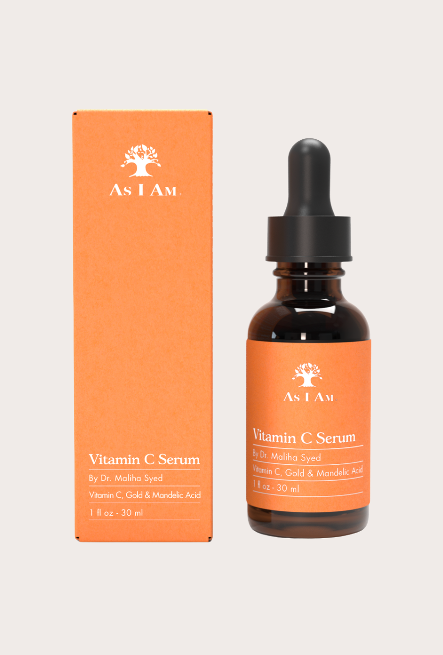Vitamine C serum fles met druppelaar en verpakking op een witte achtergrond