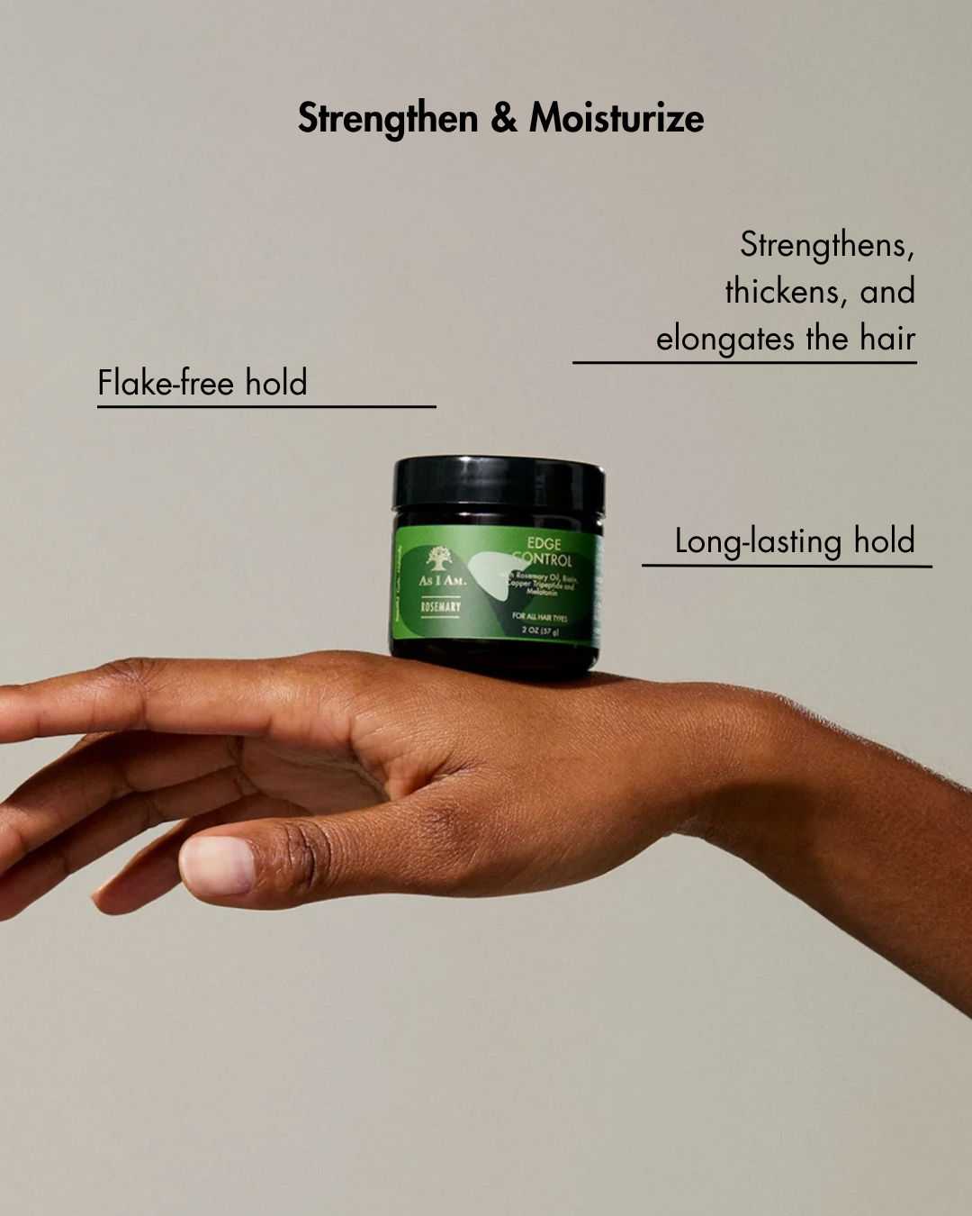 Hand die een groene pot haarproduct vasthoudt met tekst over de voordelen op een beige achtergrond