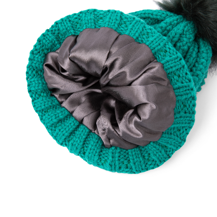 Ski Club Satin-Lined Beanie in Green, ontworpen voor warmte en haarbescherming met een gladde satijnen voering