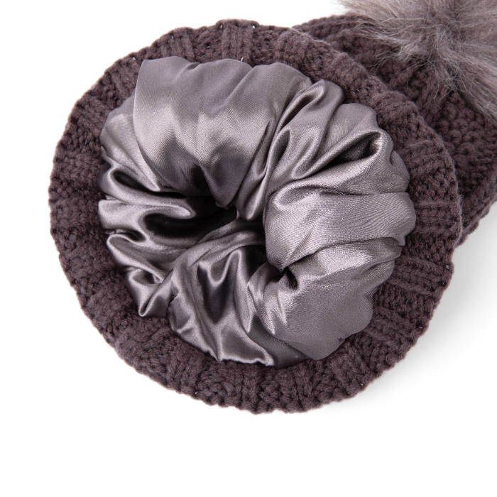 Ski Club Satin-Lined Beanie in Grijs, ontworpen voor warmte en haarbescherming met een gladde satijnen voering