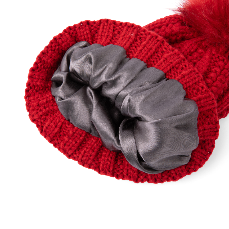 Ski Club Satin-Lined Beanie in Rood, ontworpen voor warmte en haarbescherming met een gladde satijnen voering
