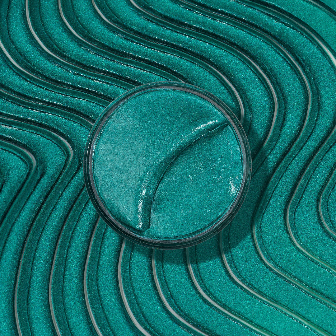 Close-up van As I Am Curl Color in Dark Teal Green - een rijk gepigmenteerde, crèmige geltextuur voor de haarkleur, getoond in een vierkant formaat om de zachte consistentie en levendige tint te benadrukken.