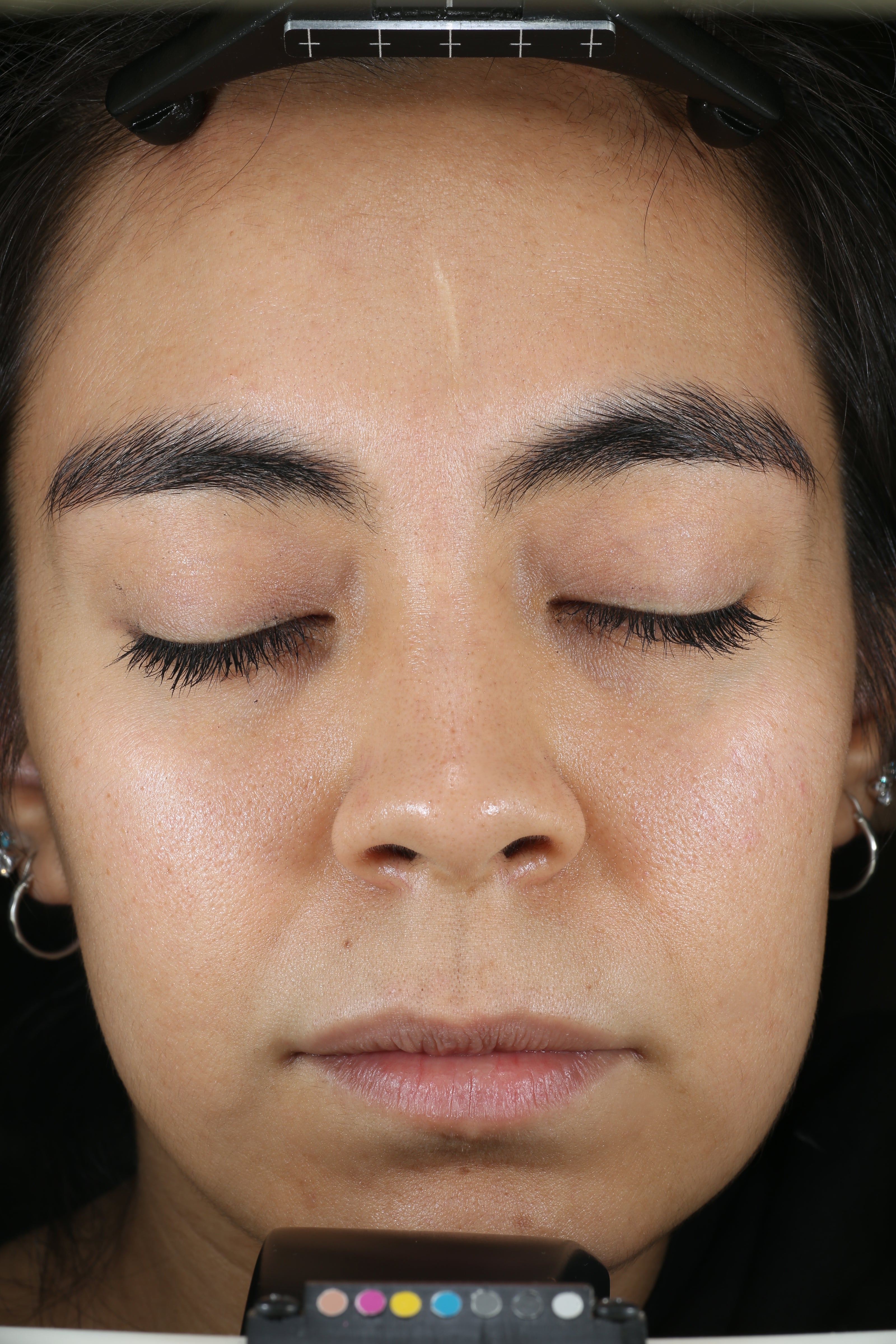 Close-up van het gezicht van een persoon met gesloten ogen, waarbij de huidtextuur en -kleur te zien zijn.