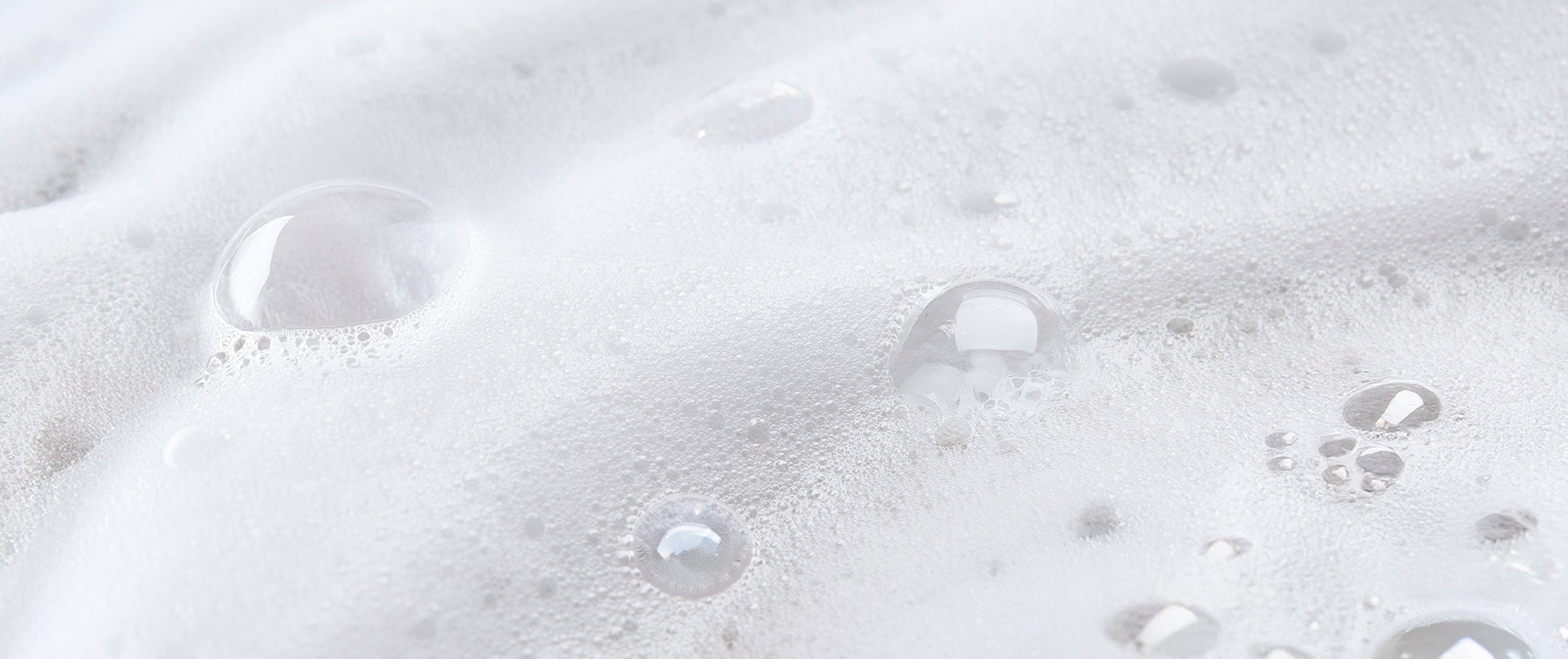 Close-up van zeepwater met bubbels op een witte achtergrond