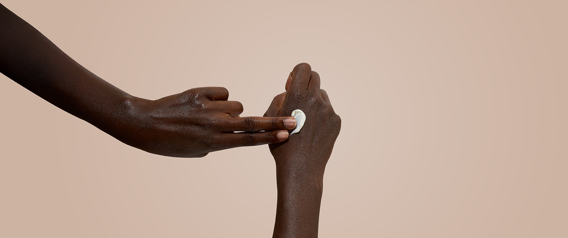 Twee handen die naar elkaar reiken met een neutrale achtergrond