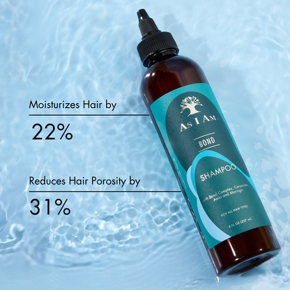 Bond Shampoo van As I Am - Versterkende en herstellende shampoo voor alle haartypes. Deze voedende formule helpt de natuurlijke structuur van het haar te herstellen, waardoor het glad, gezond en gehydrateerd wordt. Perfect voor droog of beschadigd haar dat een oppepper nodig heeft.