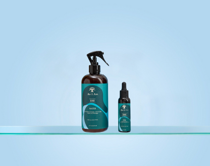 Twee flessen AtoA-haarverzorgingsproducten op een lichtblauwe achtergrond