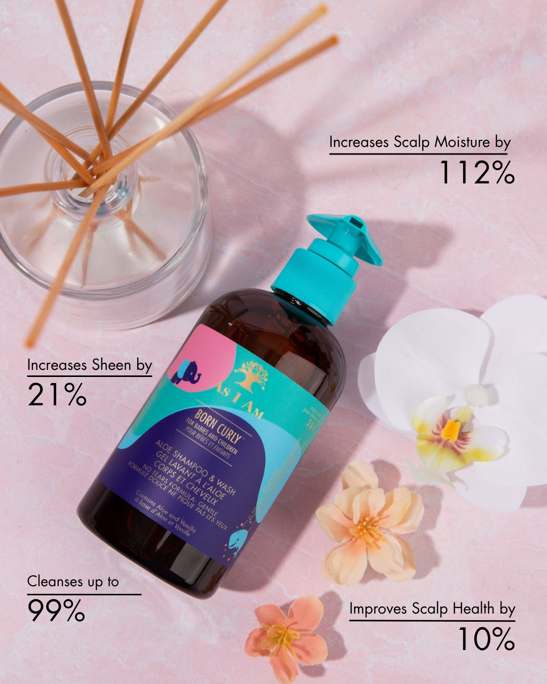 Fles haarverzorgingsproduct met decoratieve elementen op roze achtergrond