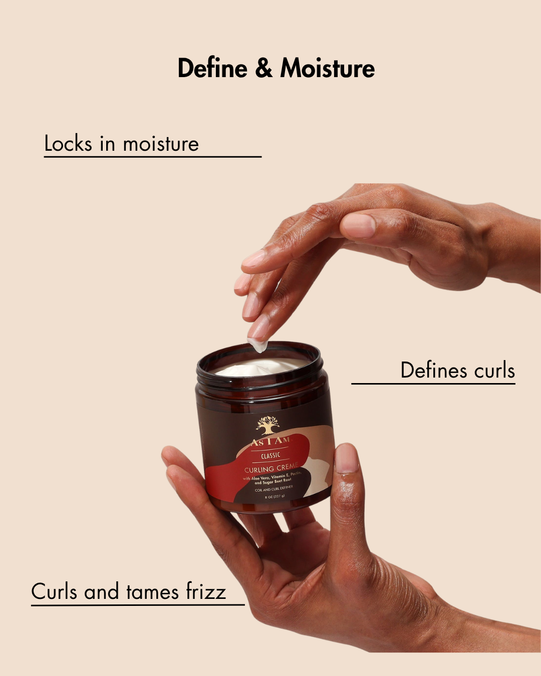 Pot haarproduct met een hand die het vasthoudt, met de tekst 'Define & Moisture' op een beige achtergrond.