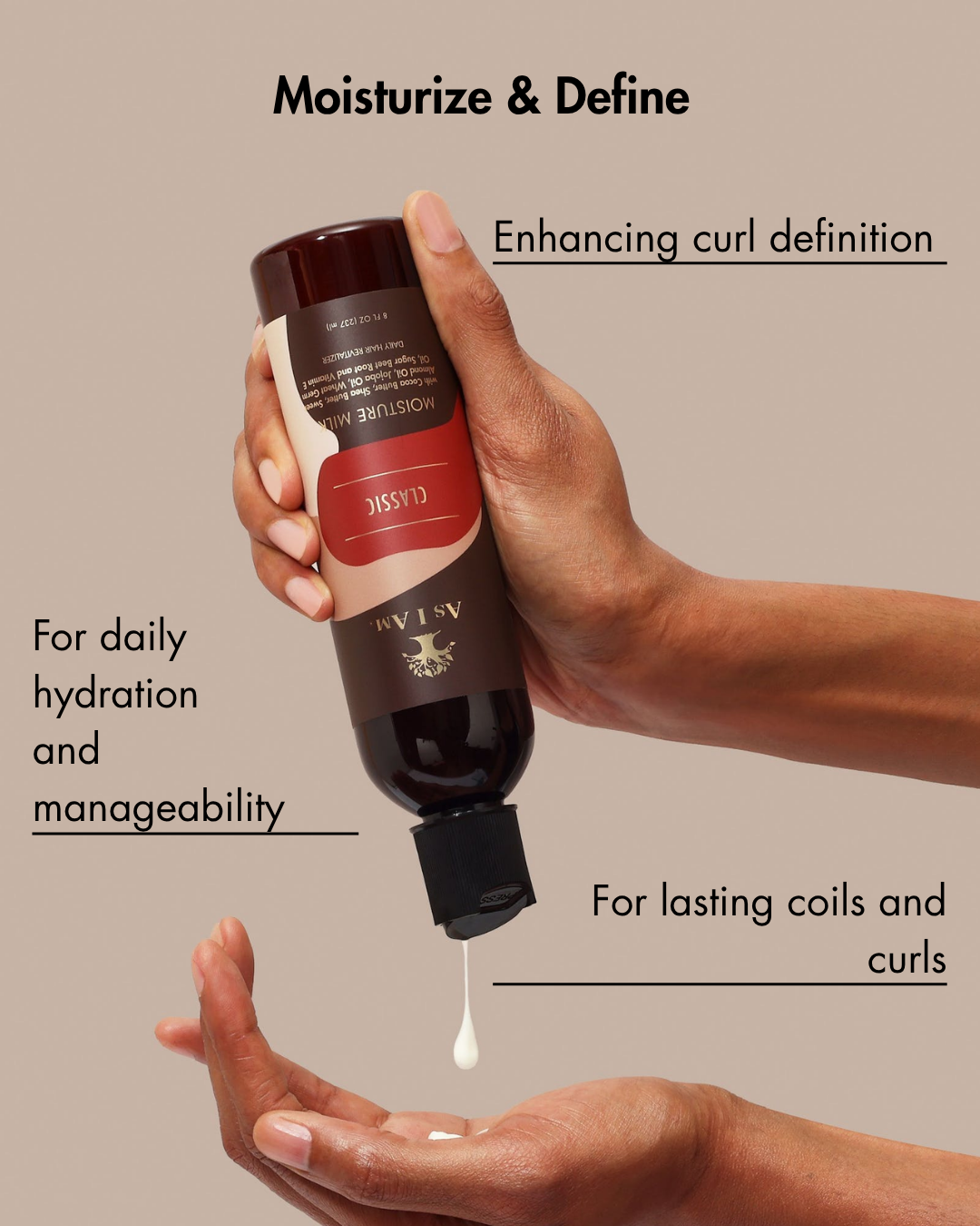 Hand met een fles haarproduct met tekst over hydrateren en krullen definiëren.