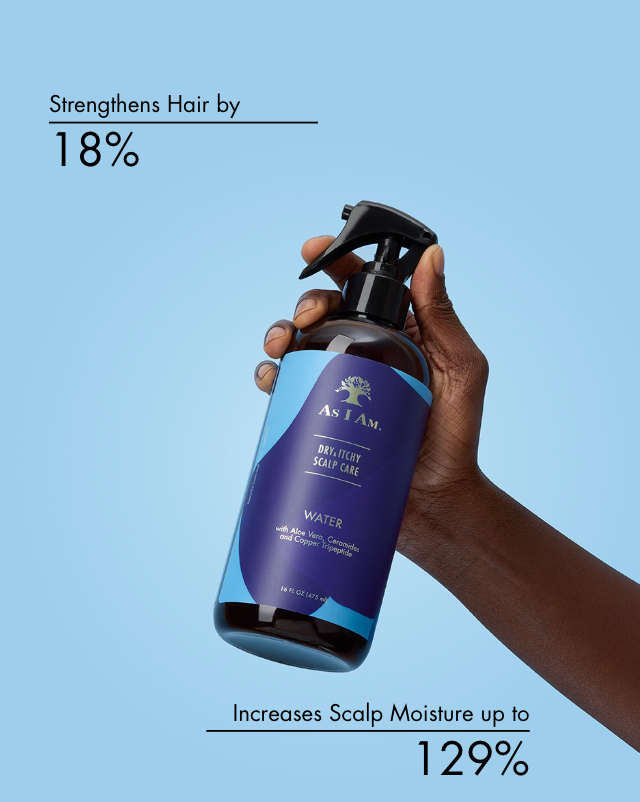 Hand met een blauwe fles met tekst over haarsterkte en hoofdhuidvocht op een lichtblauwe achtergrond