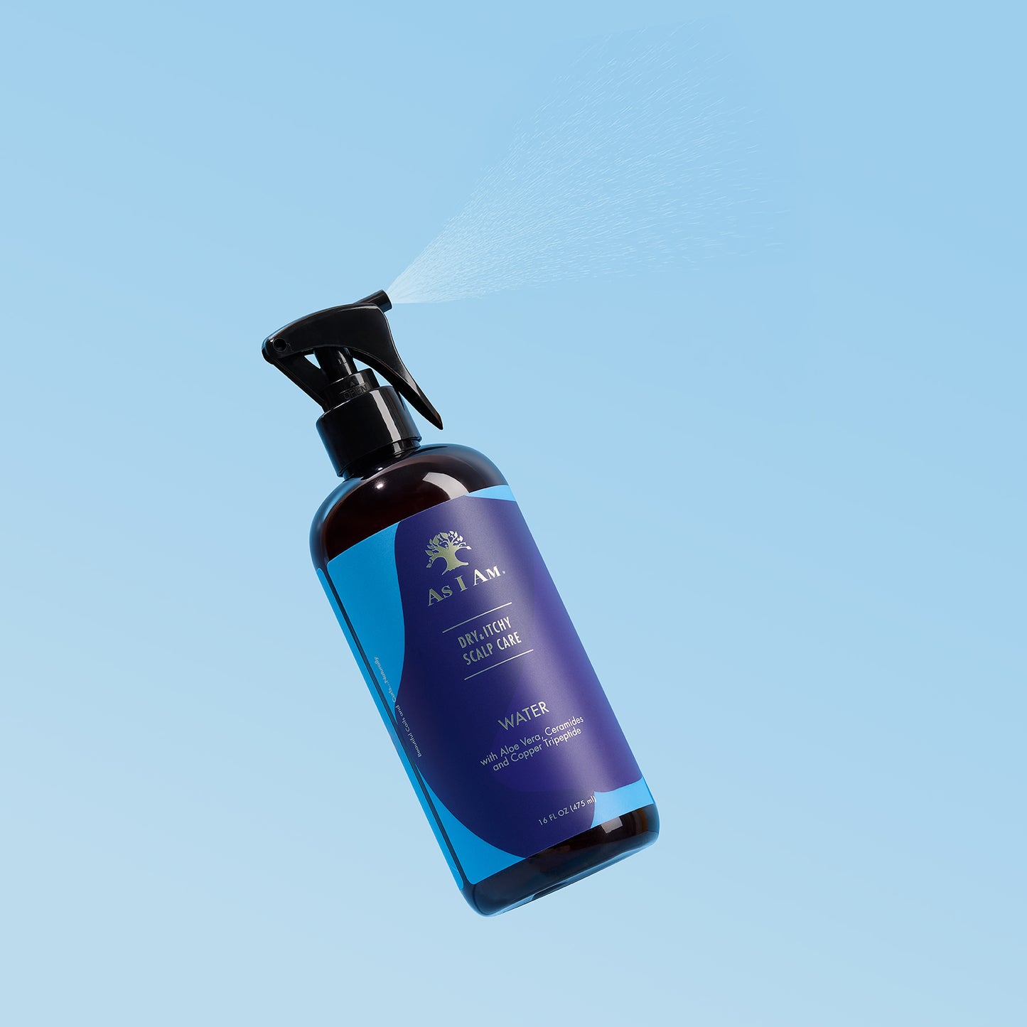 Blauwe spuitfles met een etiket op een lichtblauwe achtergrond