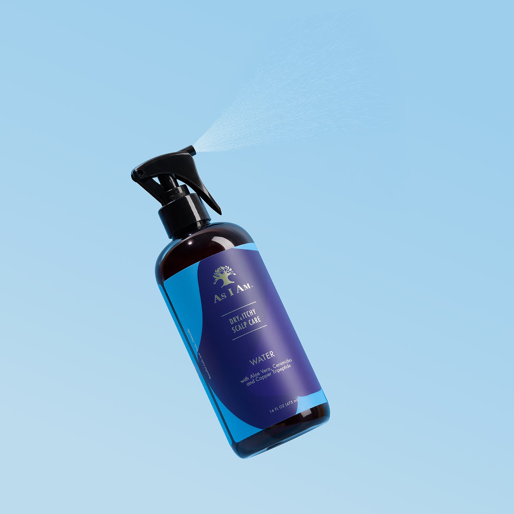 Blauwe spuitfles met een etiket op een lichtblauwe achtergrond