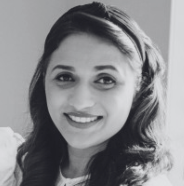 Zwart-wit foto van een vrouw met een hoofdband