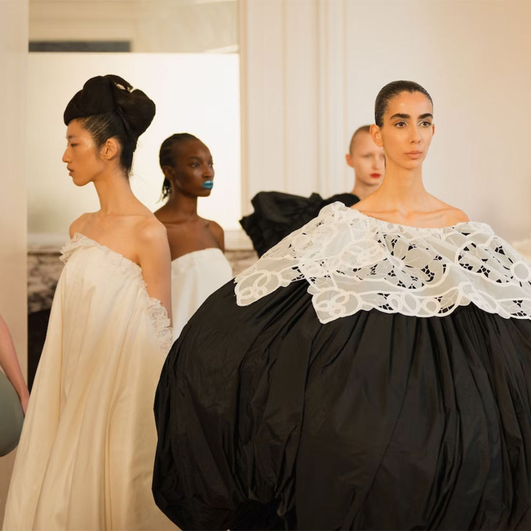 Een stap-voor-stap handleiding om de prachtige haarlooks van de Caroline Hu show tijdens Paris Fashion Week te creëren. Met As I Am-producten benadrukt deze handleiding deskundige technieken voor het creëren van elegante, catwalkklare styles terwijl het haar gezond en gevoed blijft.