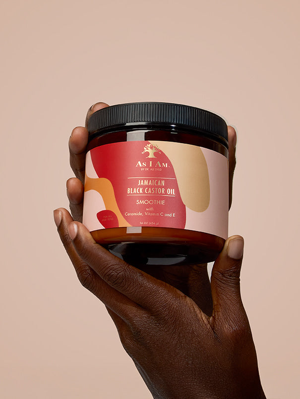 As I Am Jamaican Black Castor Oil Smoothie - portretfoto van de stylingcrème in de hand, met de rijke, hydraterende formule die is ontworpen om krullen te definiëren en kroes te verminderen met voedende JBCO.