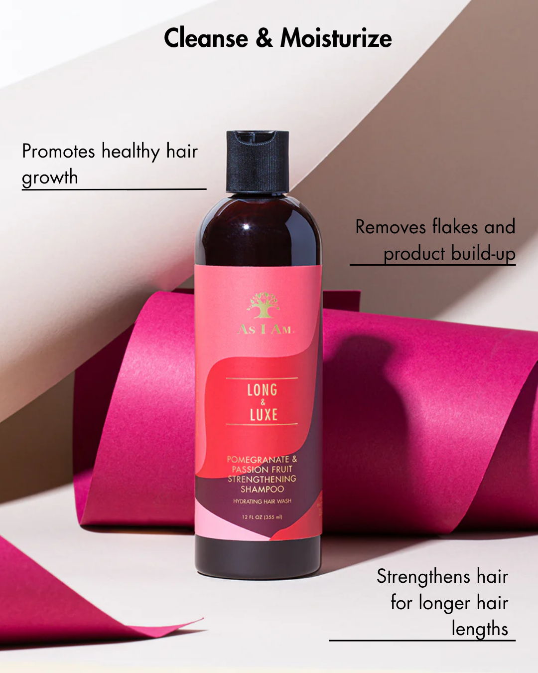 Shampoo fles met roze label op een geometrische achtergrond
