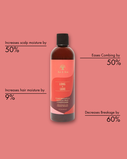 Fles As i am Long & Luxe conditioner met productvoordelen op een roze achtergrond