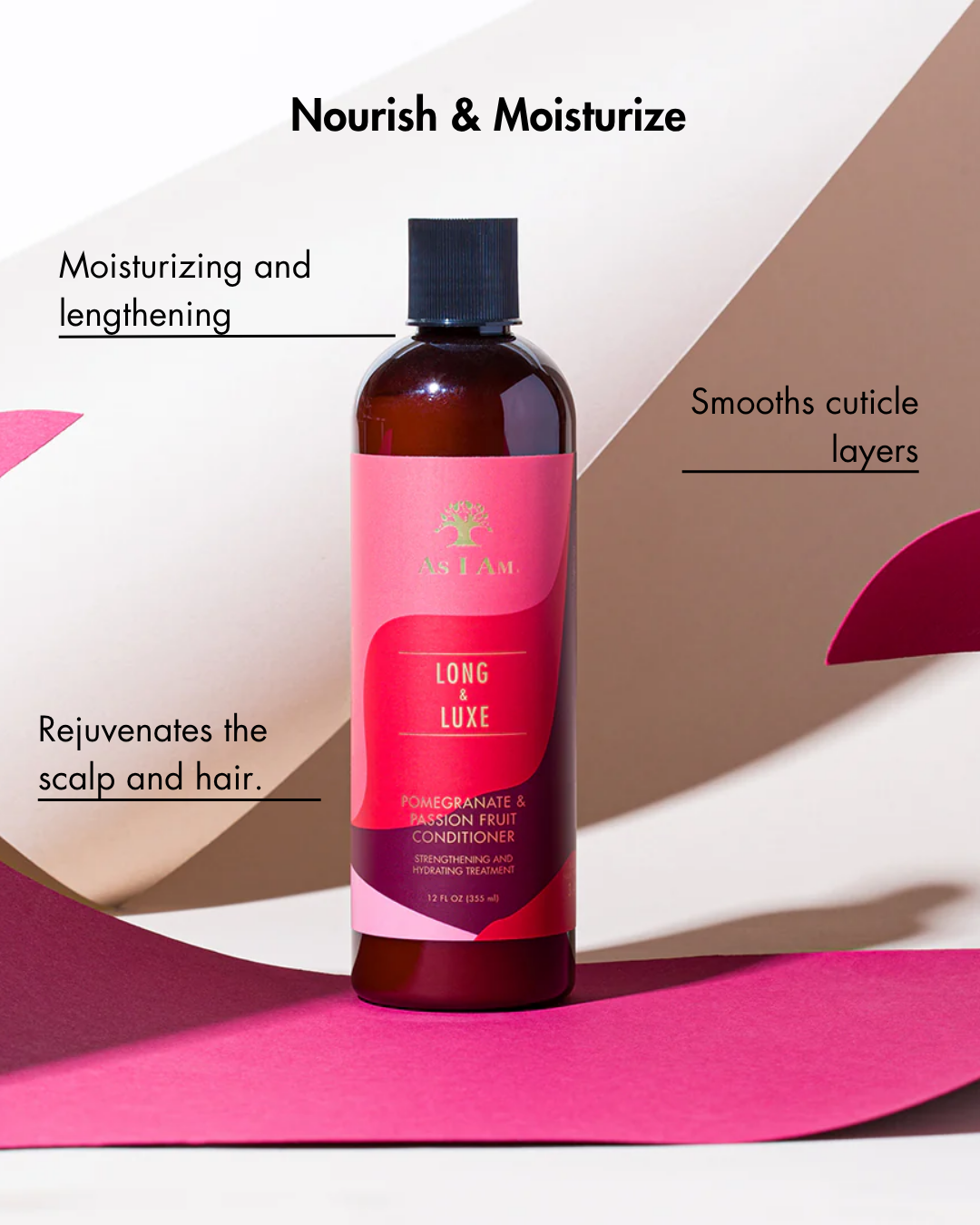 Fles haarconditioner met roze etiket op geometrische achtergrond