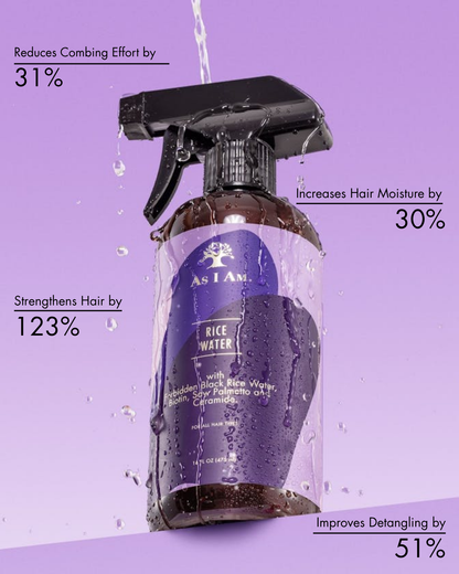Flesje As I Am rijstwaterspray op een paarse achtergrond met tekst die de voordelen benadrukt.