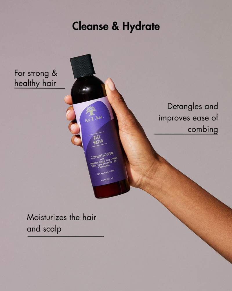 Hand die een fles conditioner vasthoudt met tekst over de voordelen van haarverzorging op een grijze achtergrond