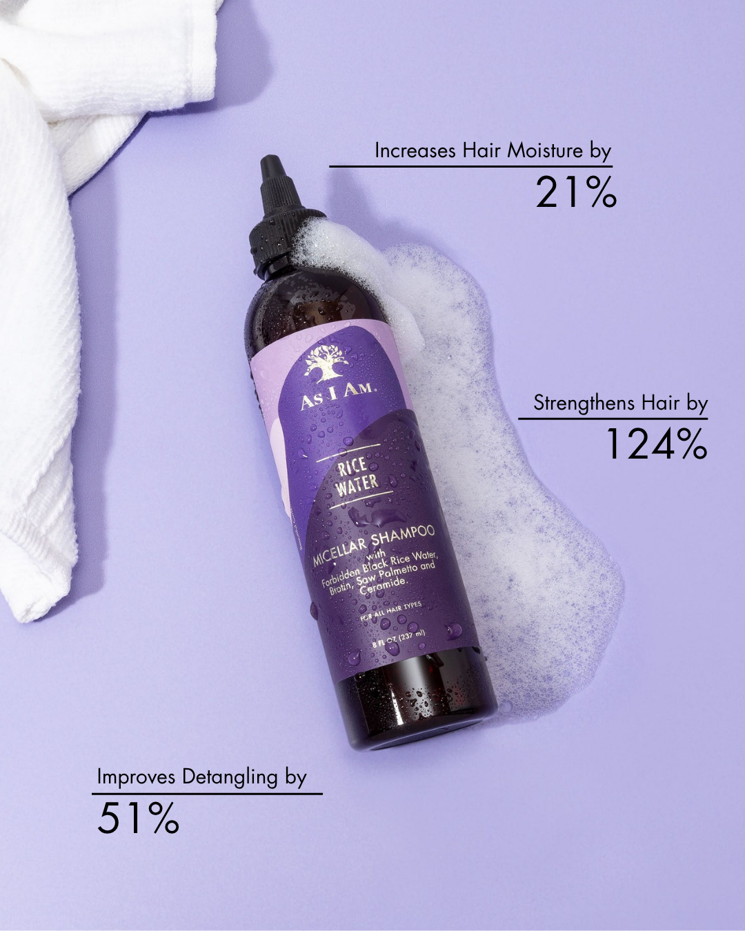 Fles As I Am Rijstwater Micellaire Shampoo met tekst over voordelen op een paarse achtergrond