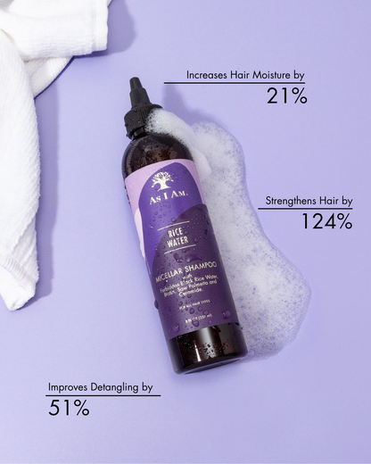 Fles As I Am Rijstwater Micellaire Shampoo met tekst over voordelen op een paarse achtergrond